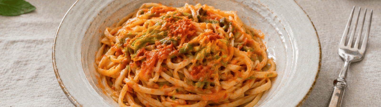 Linguine con fiori di zucca, alici e pomodoro: ricetta facile dal sapore siciliano