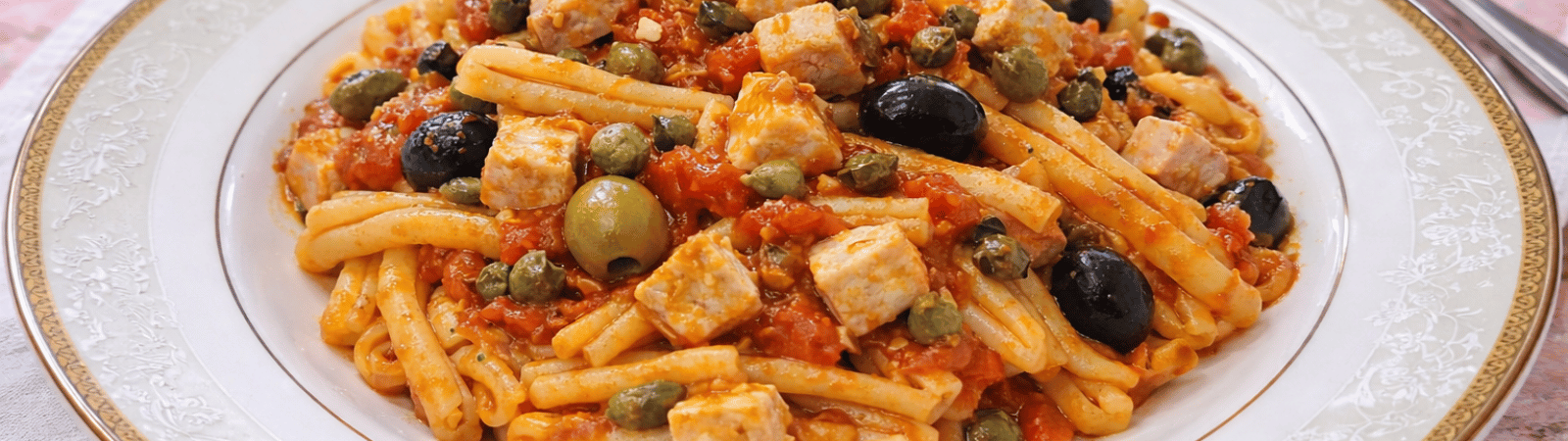 Pasta con sugo di pesce spada: un primo piatto di mare dal sapore mediterraneo