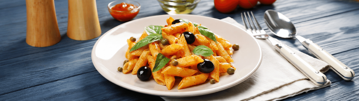 Penne di grano siciliano con pomodori, capperi e olive