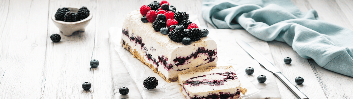 Semifreddo con confettura di more e base di biscotti