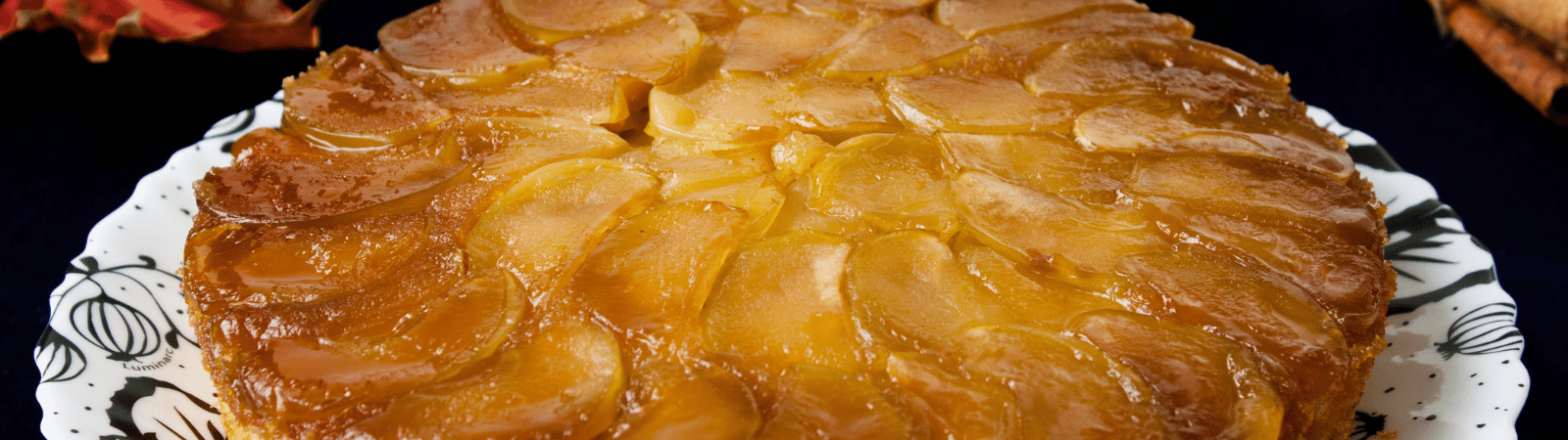 Torta morbida alle mele caramellate con miele di castagno | Ricetta soffice e veloce