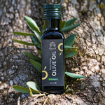 Bouteille d'huile d'olive extra vierge bio Racilia 100 ml sur le tronc d'un olivier