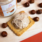 dettaglio di crema spalmabile alla nocciola su biscotto