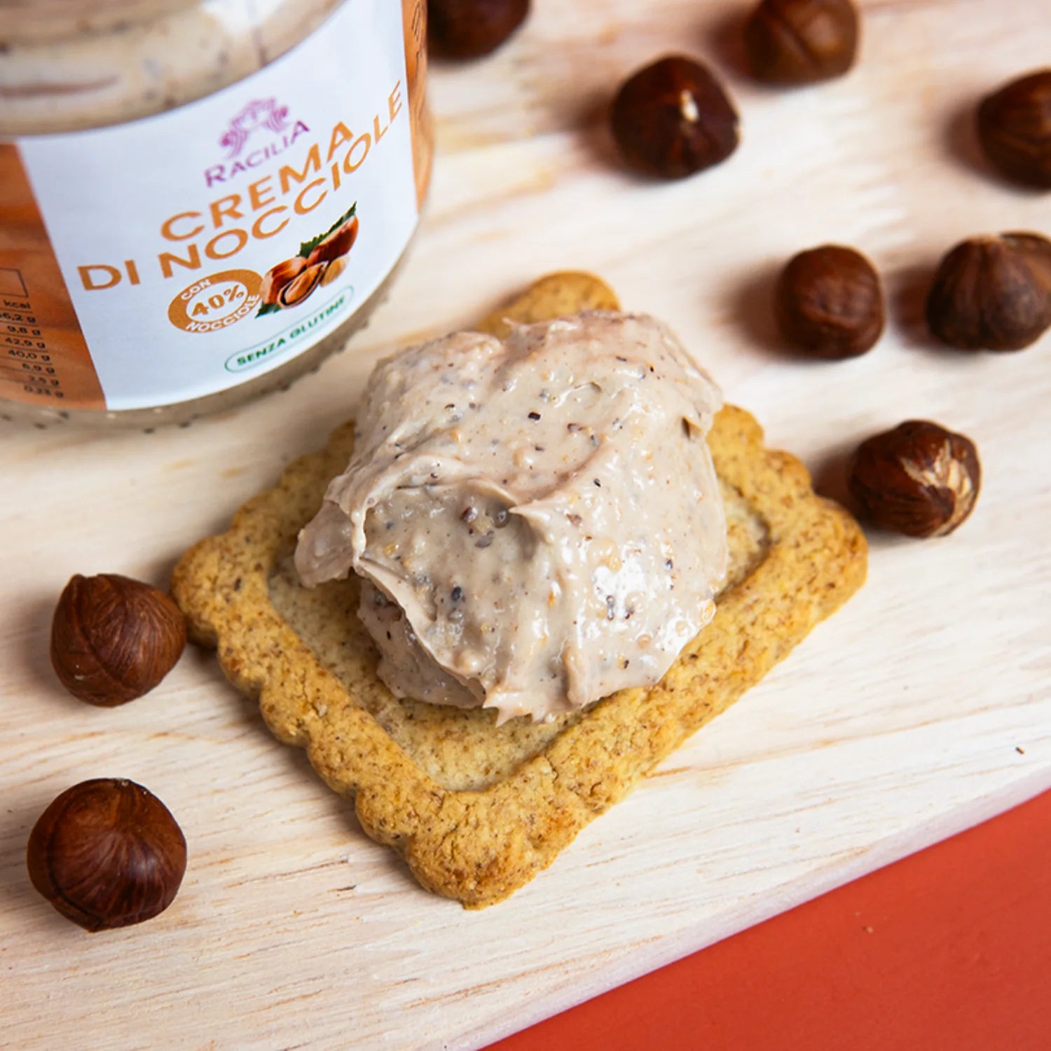 dettaglio di crema spalmabile alla nocciola su biscotto