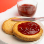 confettura extra di fragole e arance su fette biscottate