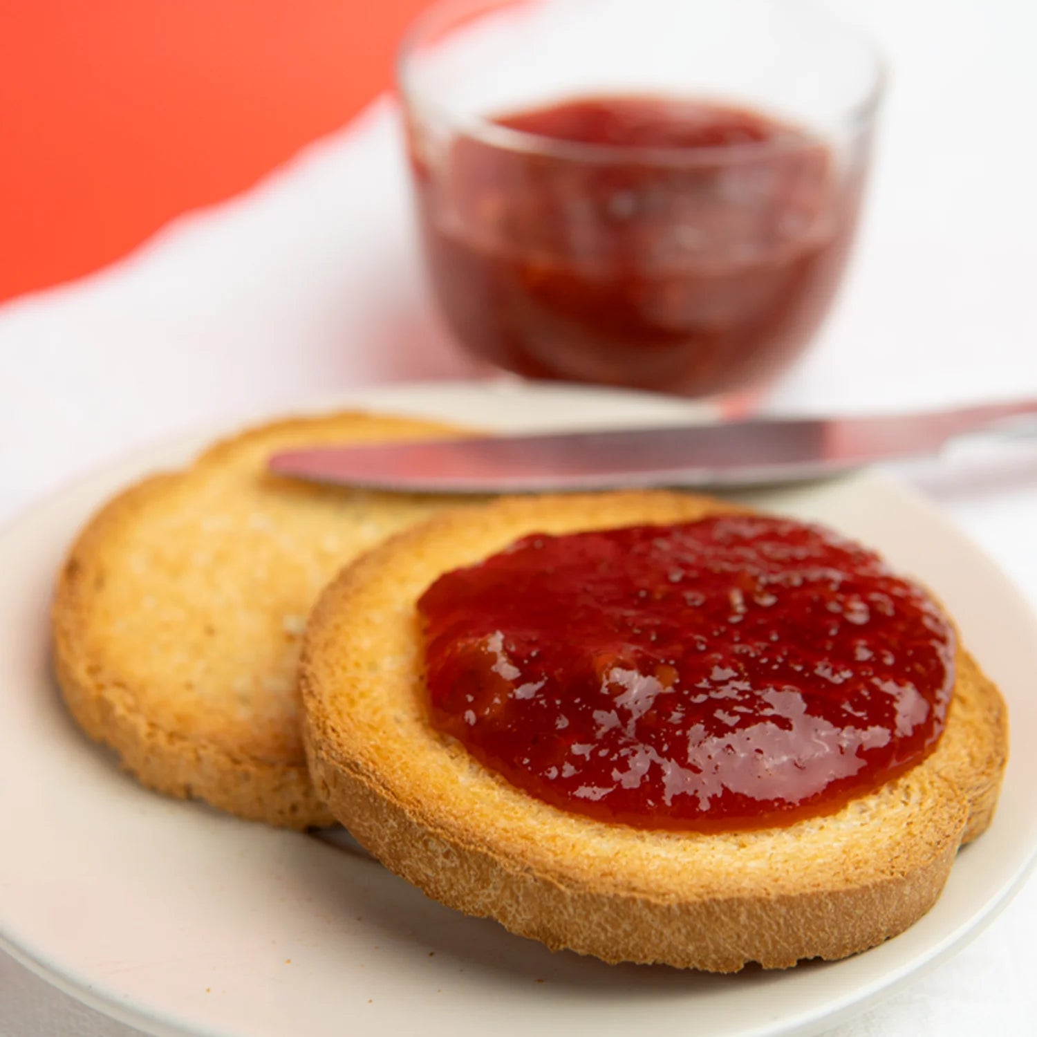 confettura extra di fragole e arance su fette biscottate