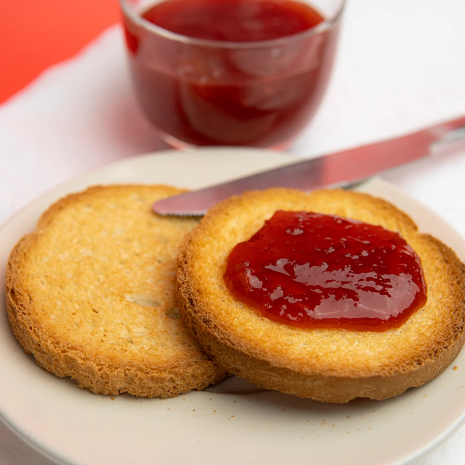 confettura extra di fragole e limoni su fette biscottate