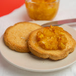 fette biscottate con marmellata di arance bionde a pezzi