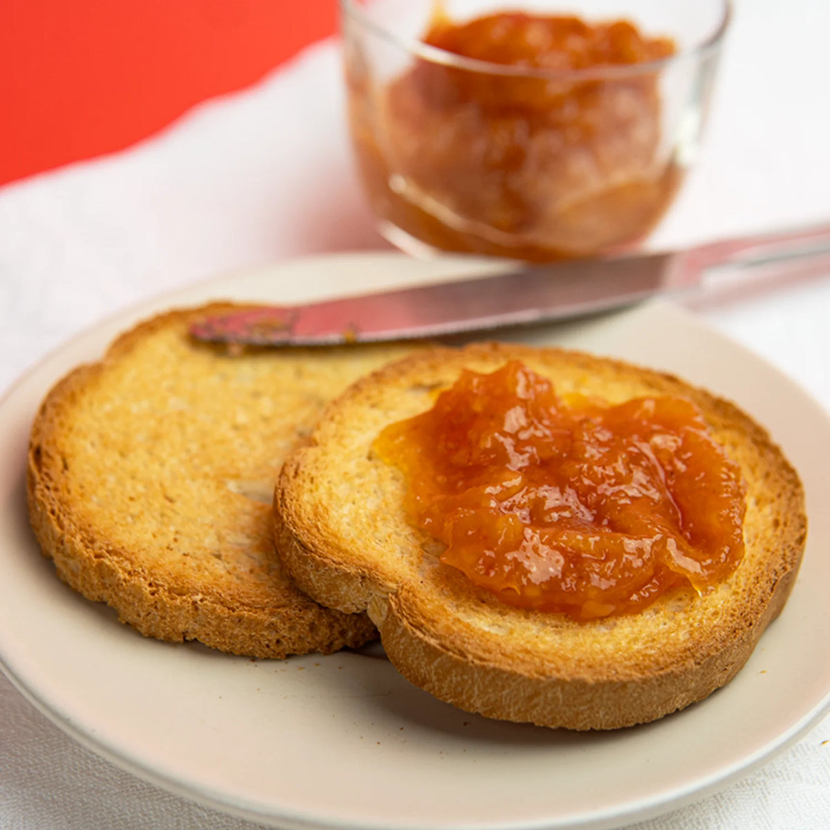 marmellata di arance rosse su fette biscottate