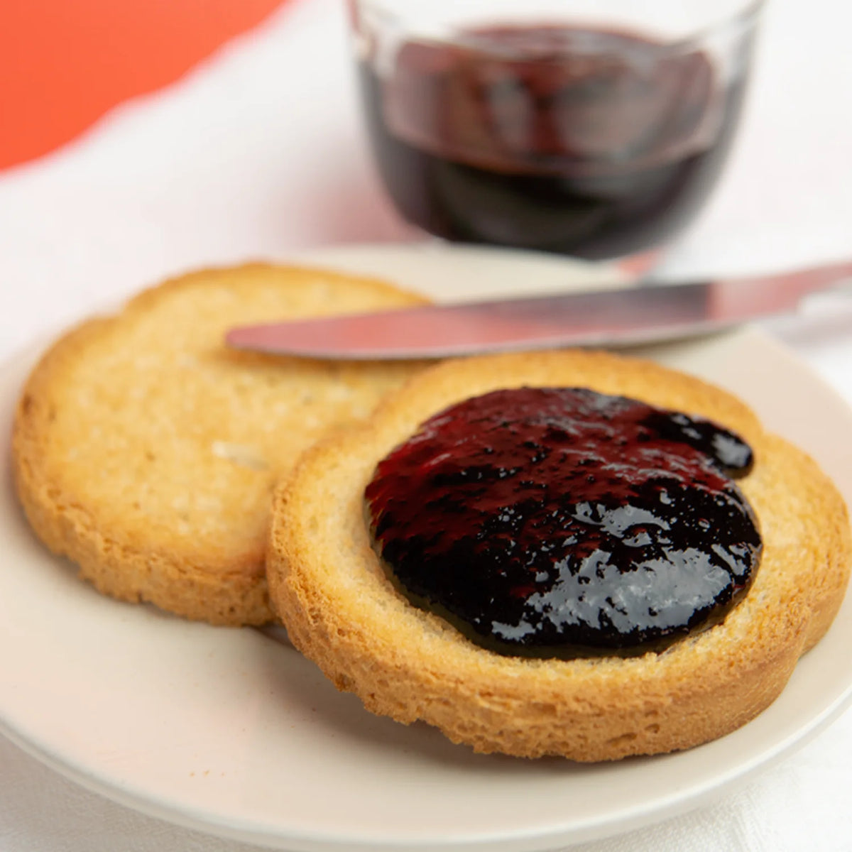 confettura extra di more su fette biscottate