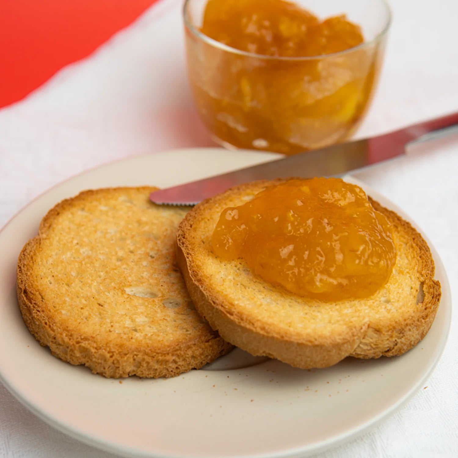 confettura di pesche su fette biscottate