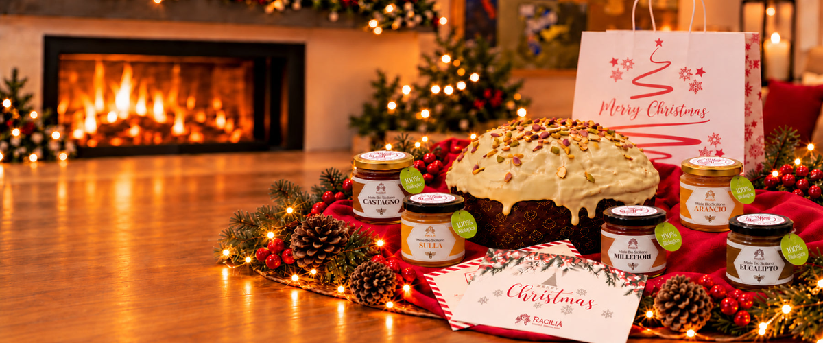 Panettone Racilia al pistacchio con mieli siciliani, cartolina d'auguri e busta regalo Merry Christmas davanti al camino