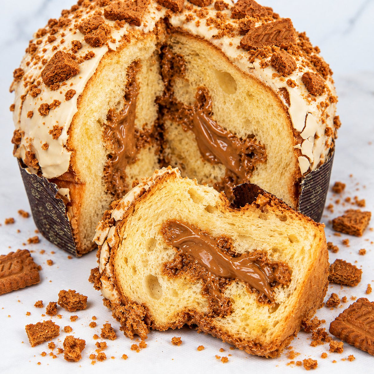 Panettone Lotus tagliato con la farcitura di crema al biscotto