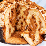 Interno del panettone Lotus farcito con crema al biscotto Lotus