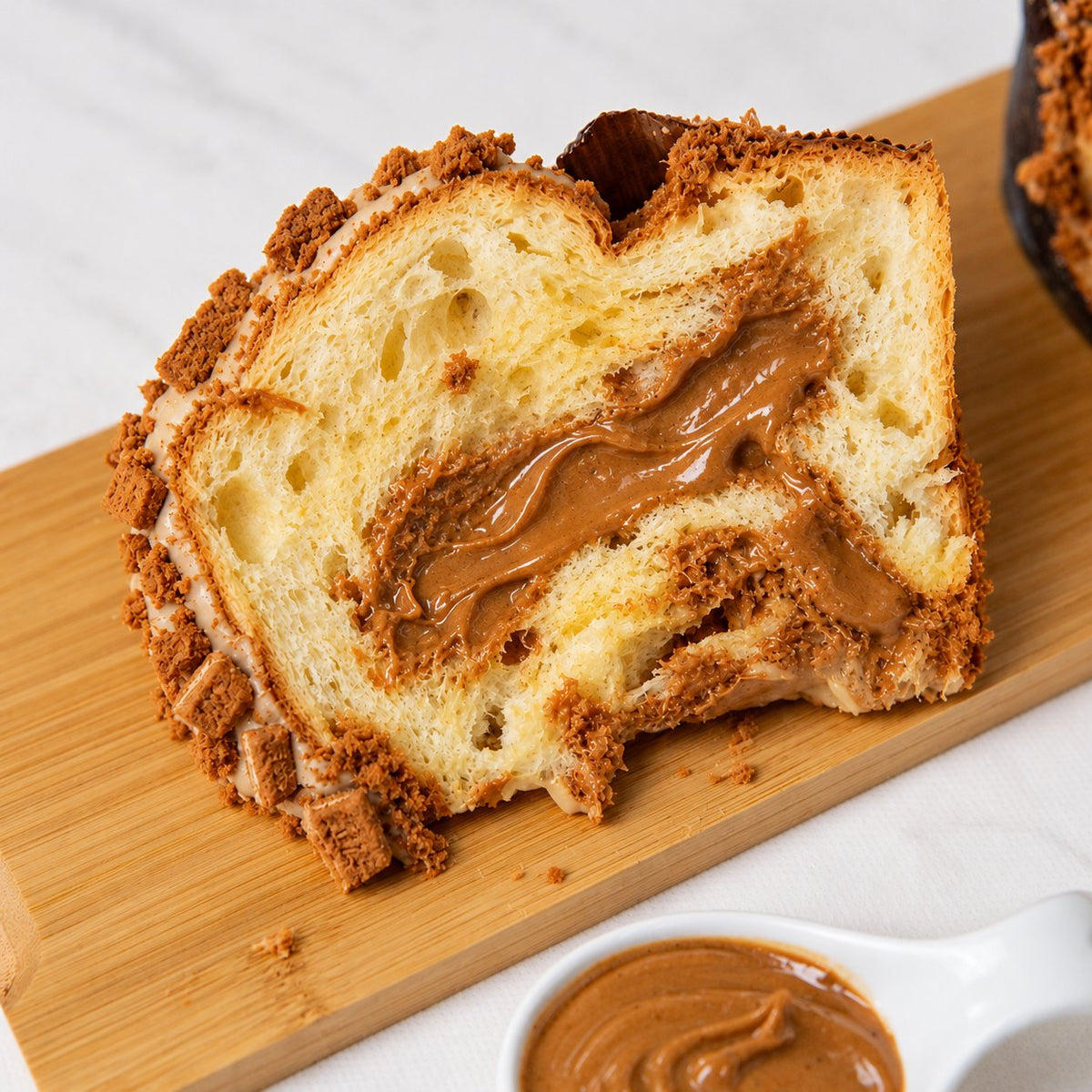Fetta di panettone Lotus e cioccolato bianco su tagliere