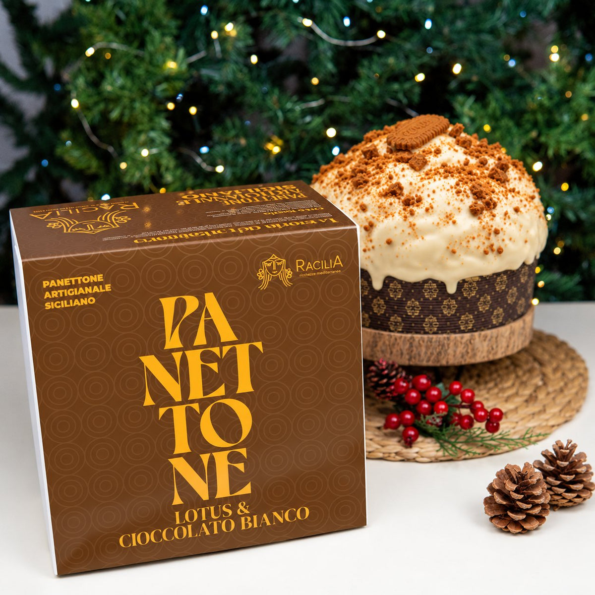 Confezione del panettone Lotus e cioccolato bianco sotto l'albero di Natale