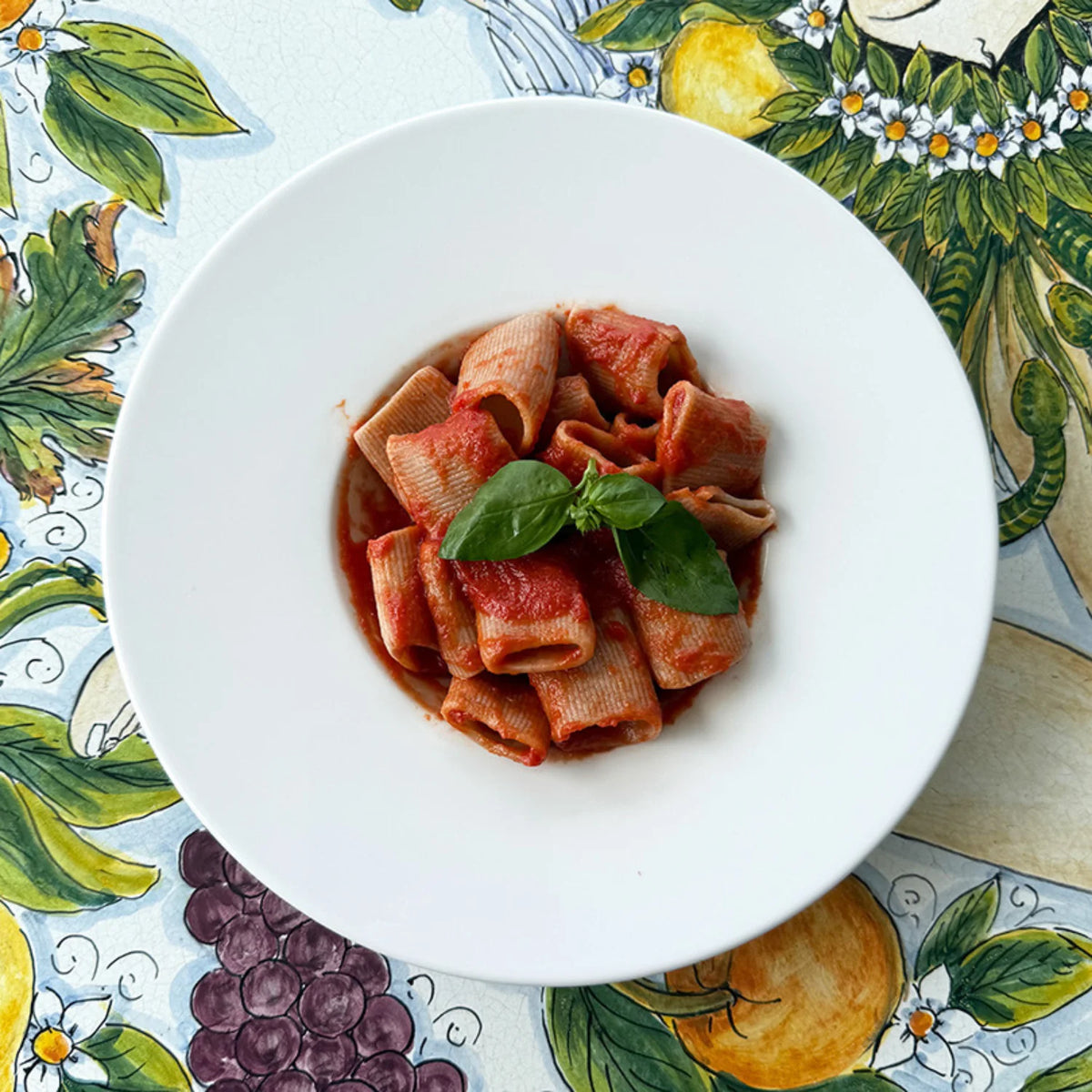 piatto di paccheri con salsa di pomodoro