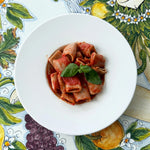 piatto di paccheri con salsa di pomodoro