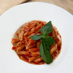 dettaglio di penne con salsa di pomodoro