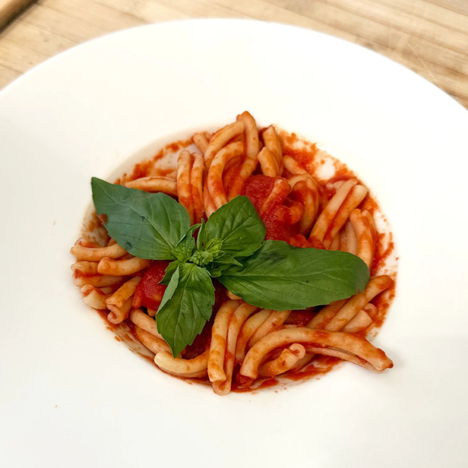 piatto di casarecce con salsa di pomodoro