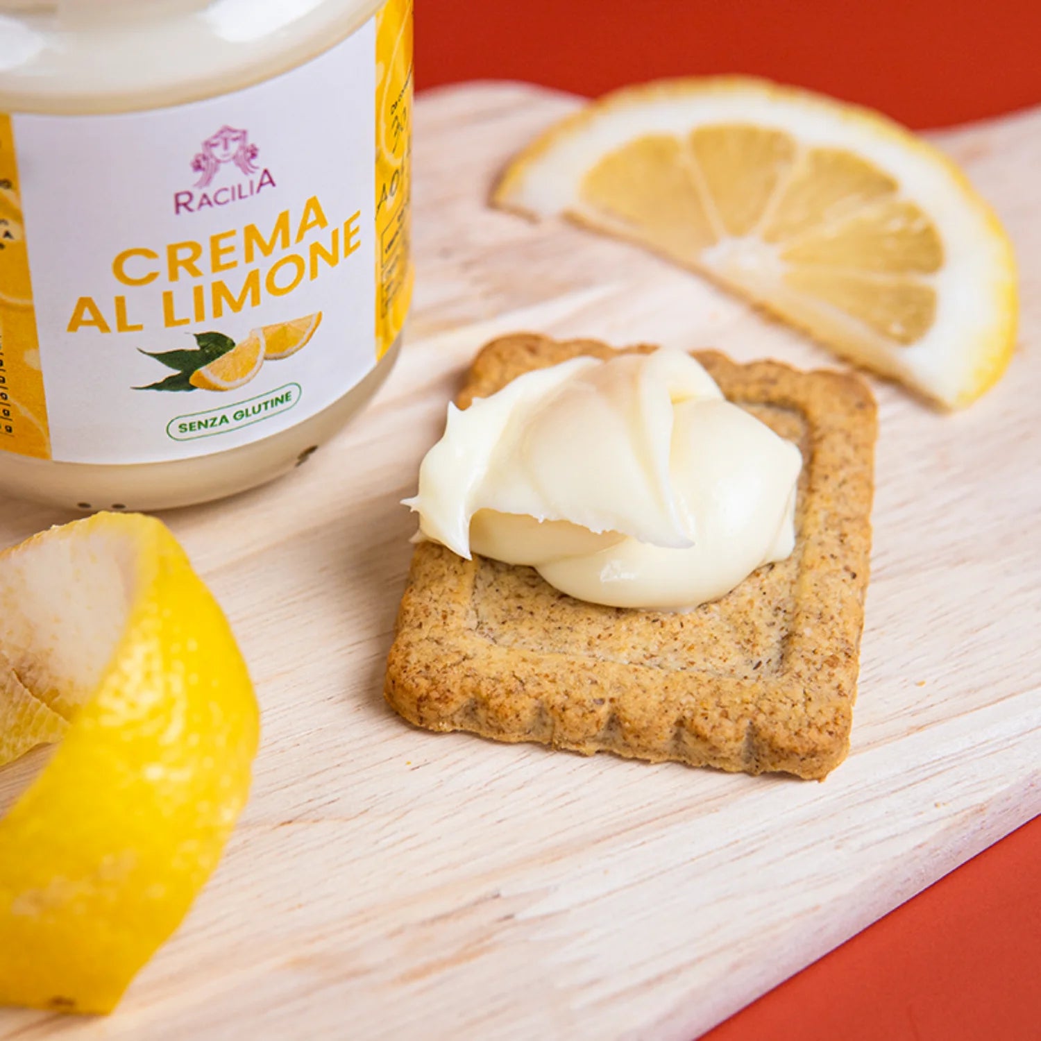 dettaglio crema al limone su biscotto