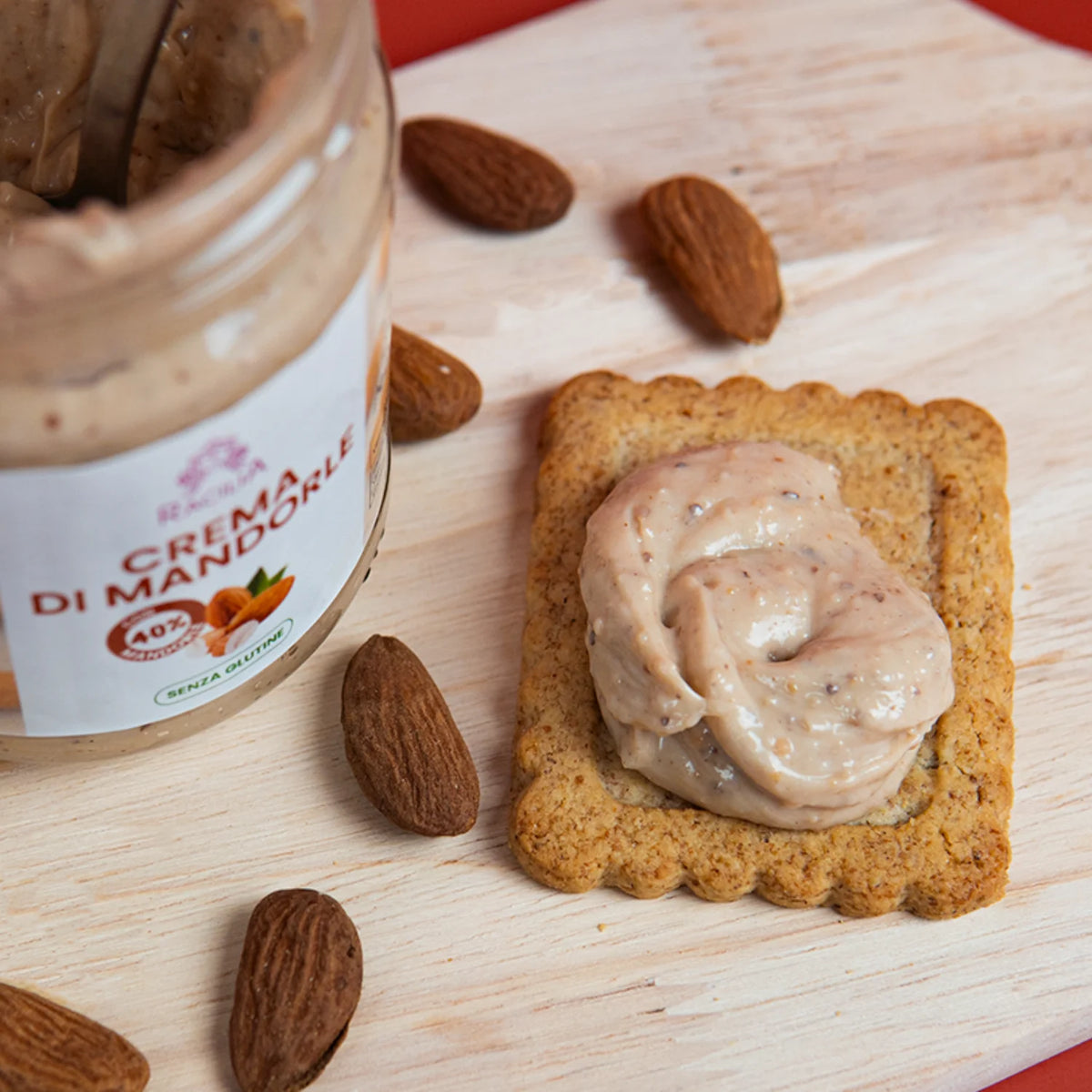 dettaglio di crema spalmabile su biscotto