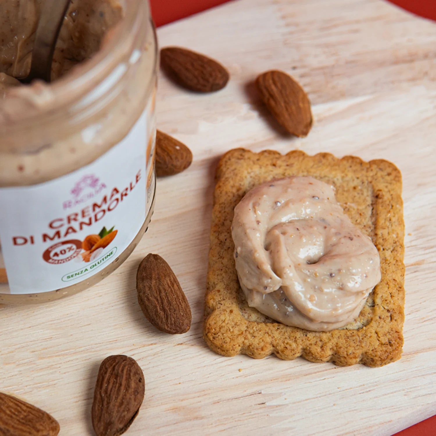 dettaglio di crema spalmabile su biscotto