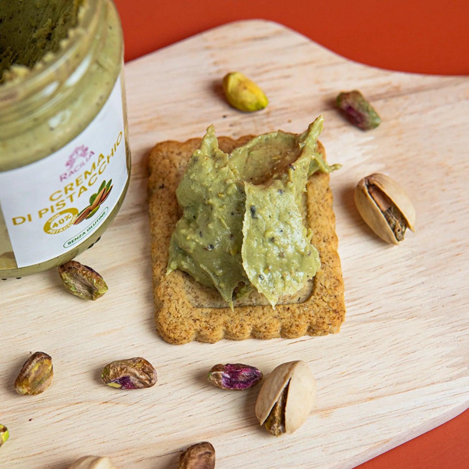 crema spalmabile di pistacchio dettaglio su biscotto