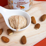 dettaglio di crema di mandorla spalmabile