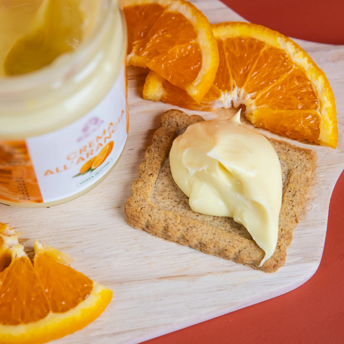 dettaglio crema spalmabile all'arancia su biscotto