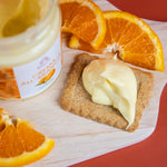 dettaglio crema spalmabile all'arancia su biscotto