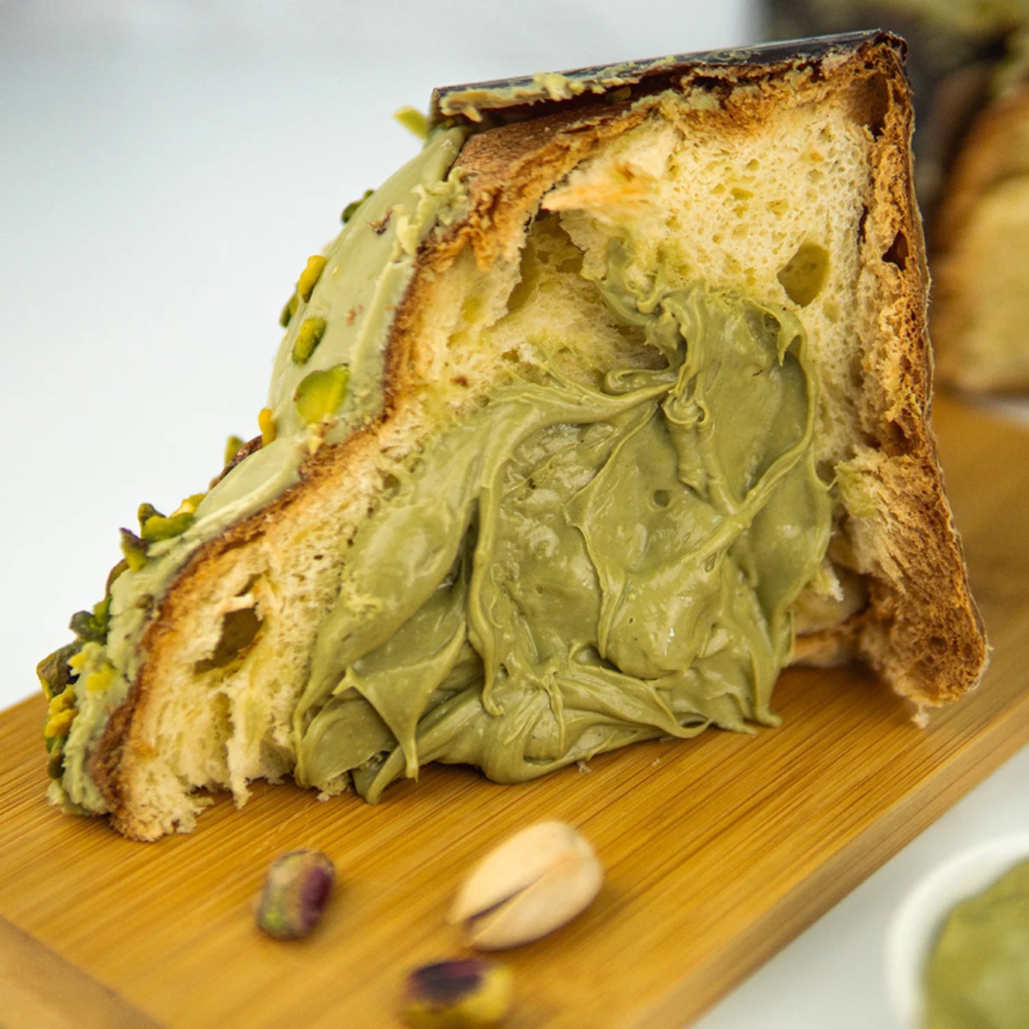 dettaglio fetta extra pistacchio con crema al pistacchio