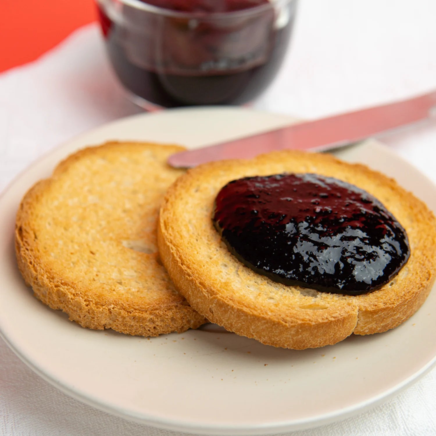 confettura extra di gelsi neri su fette biscottate