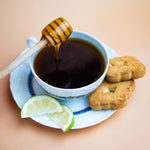 miele di castagno in tazza di the