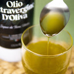 olio extravergine d'oliva dettaglio su cucchiaio