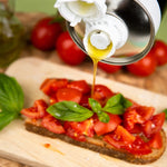 olio extravergine d'oliva a filo su bruschetta