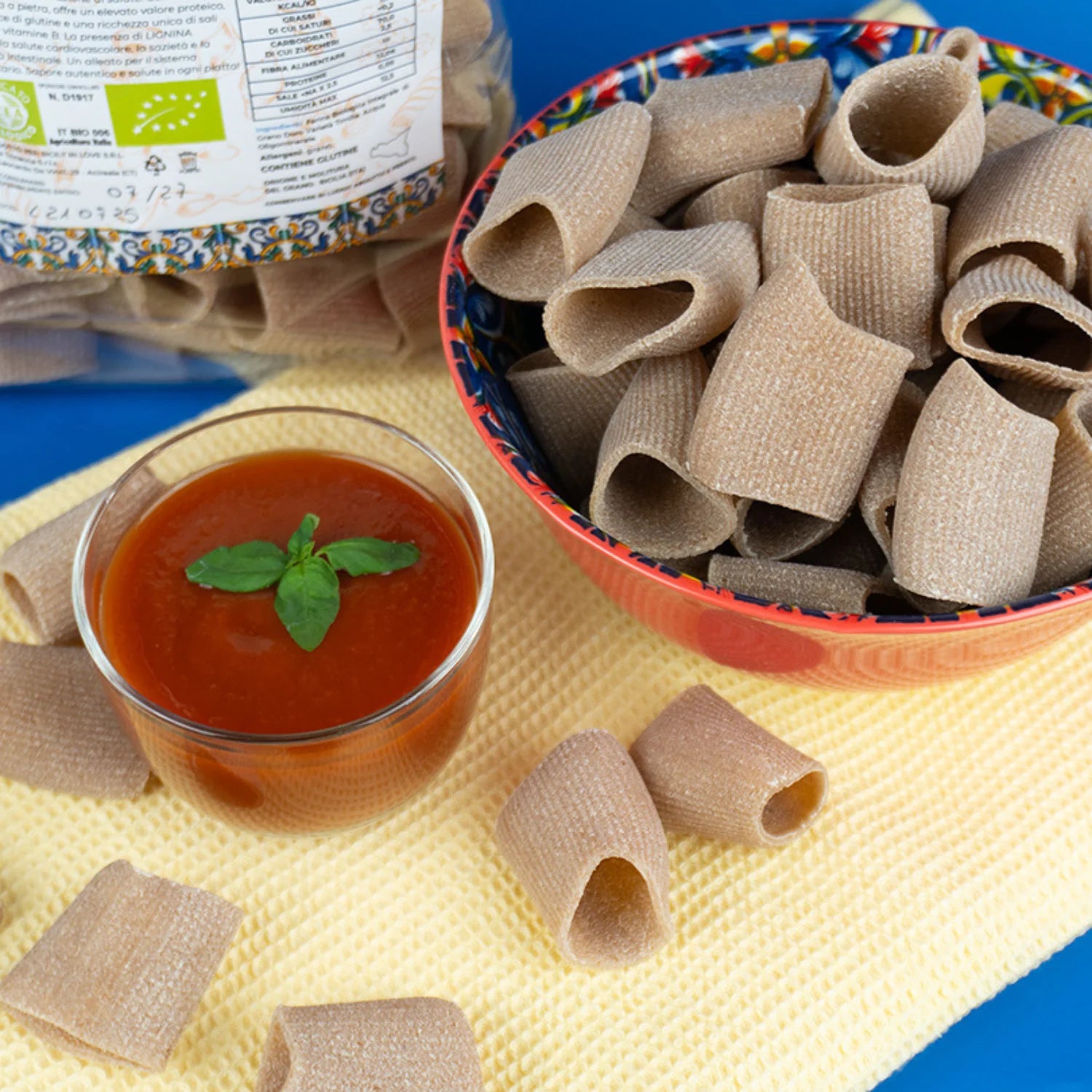paccheri di timilia in dettaglio con passata di pomodoro