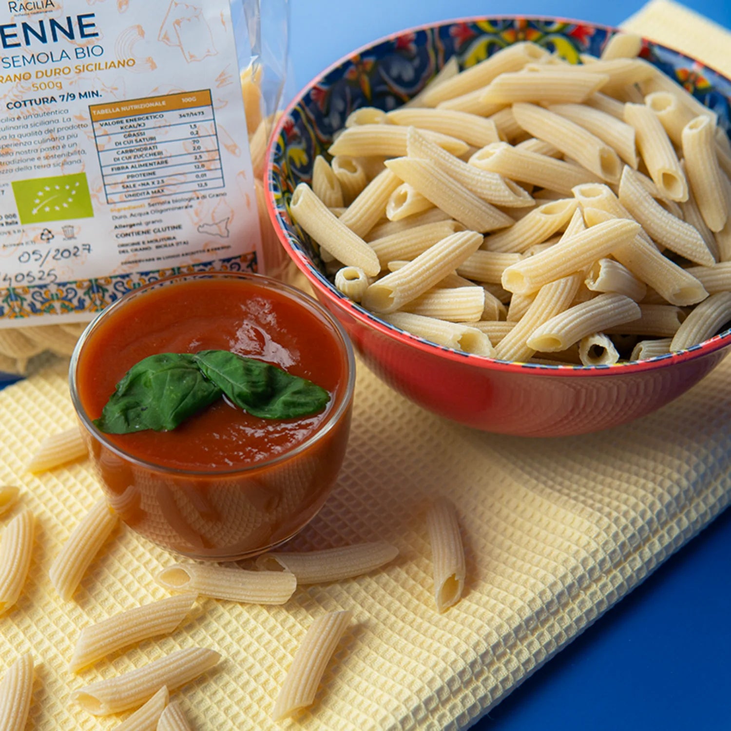 dettaglio di penne di semola bio con passata di pomodoro