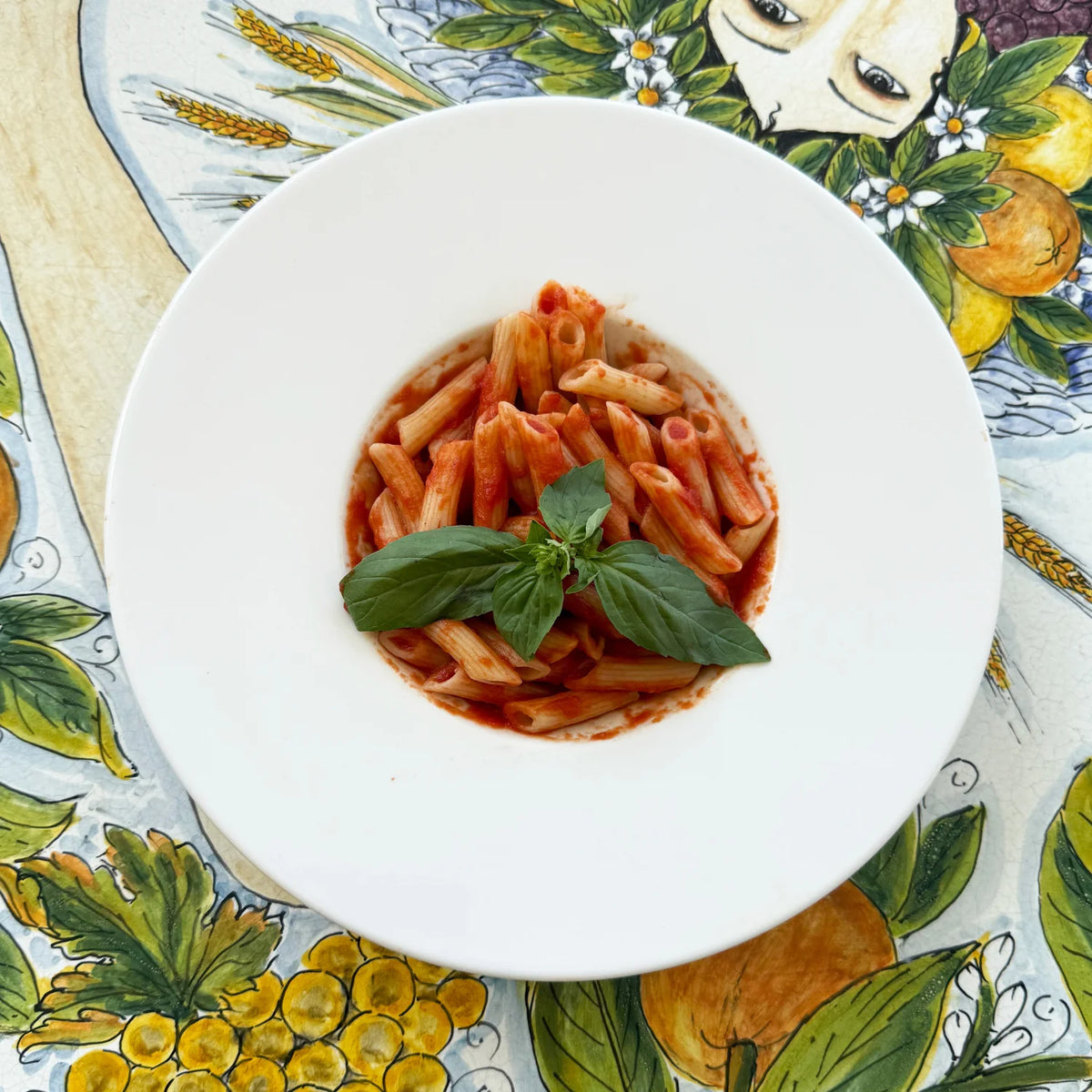 piatto di pasta penne con salsa di pomodoro