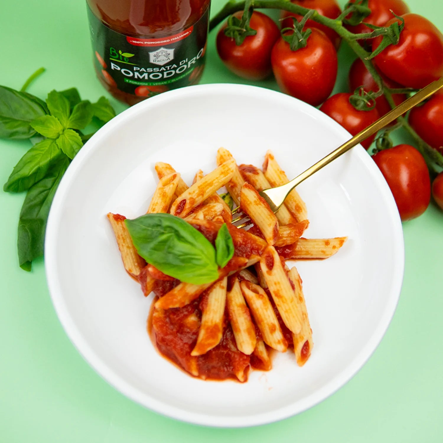 piatto di pasta con salsa racilia