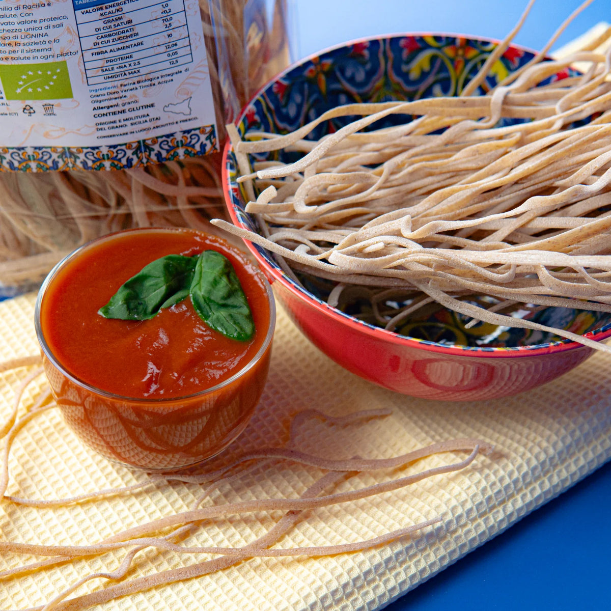 linguine di timilia in dettaglio con salsa di pomodoro