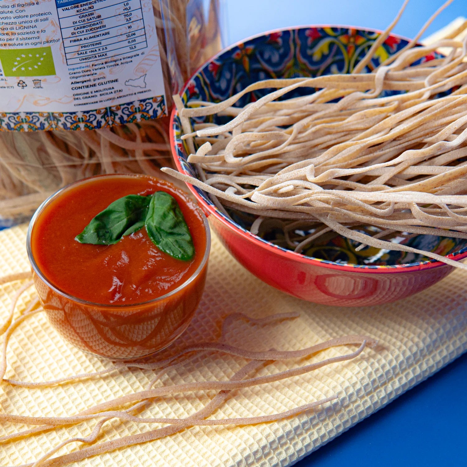 linguine di timilia in dettaglio con salsa di pomodoro