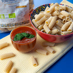 dettaglio di tortiglioni di semola bio con passata di pomodoro