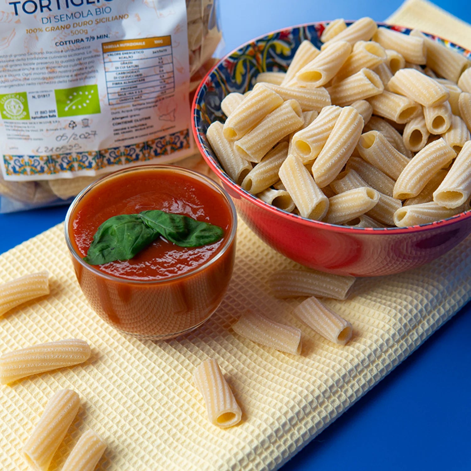 dettaglio di tortiglioni di semola bio con passata di pomodoro