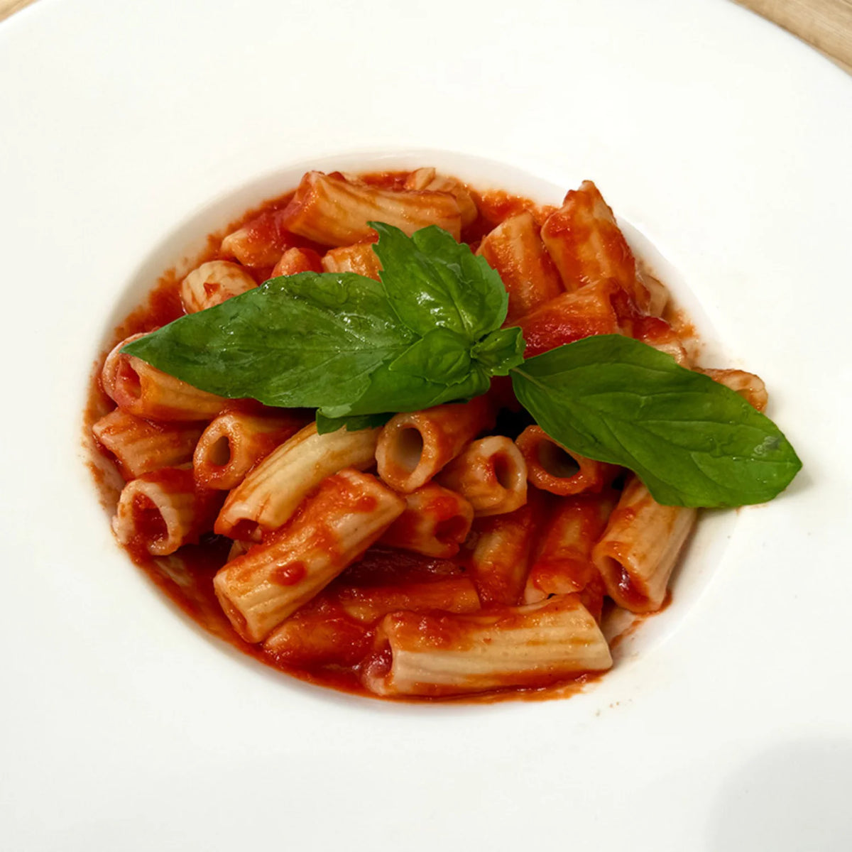 dettaglio pasta tortiglioni di semola bio con la salsa