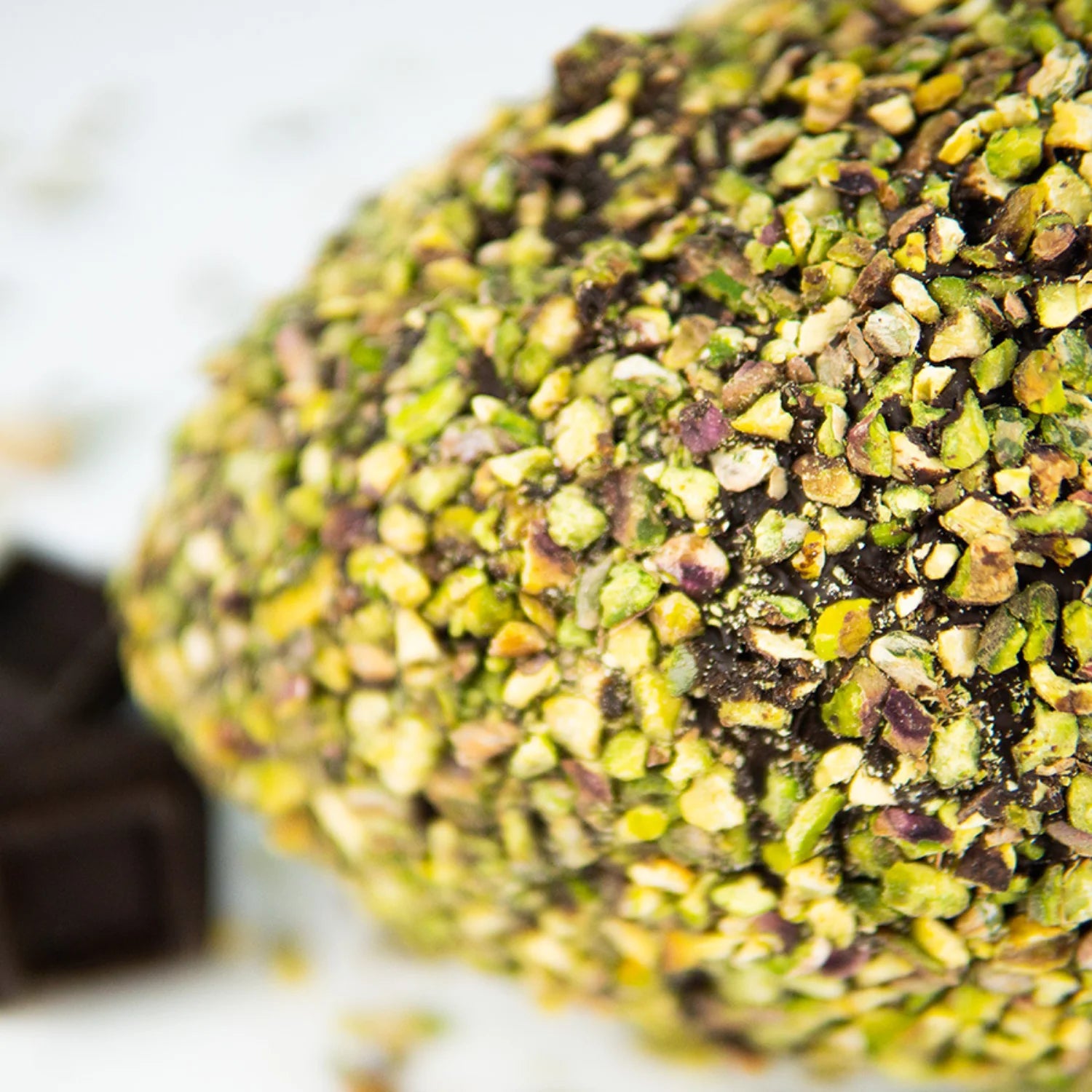dettaglio della granella di pistacchio dell'uovo al cioccolato fondente