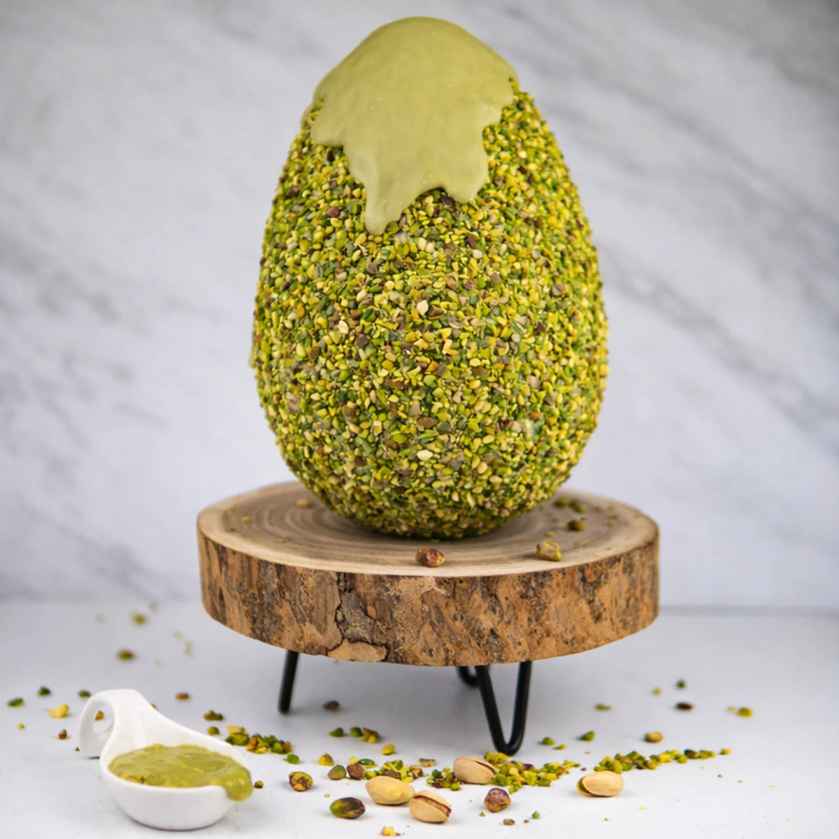 uovo farcito con crema al pistacchio e granellato pistacchio