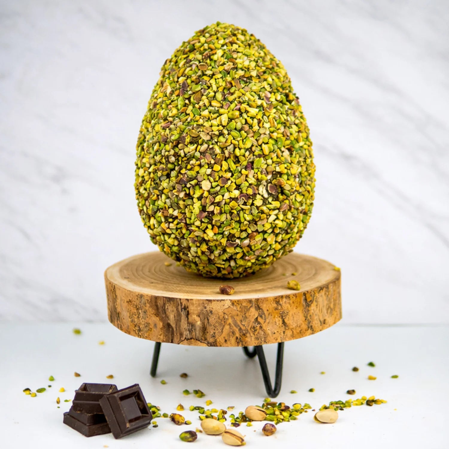 uovo al cioccolato fondente con granella di pistacchio