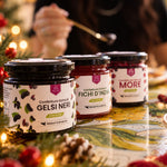 Konfitüren aus Maulbeeren, Kaktusfeigen und Brombeeren auf festlichem Tisch