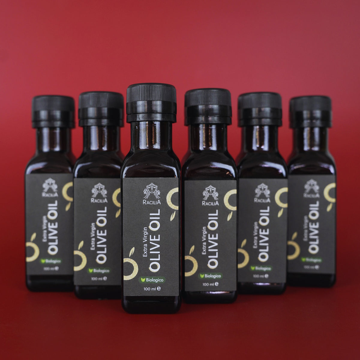 Coffret de 6 bouteilles d'huile d'olive vierge extra bio Racilia 100 ml sur fond rouge